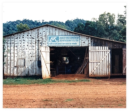 INSPIRARE Mveis Com o passar do tempo, a sede da empresa mudou para uma construção de alvenaria. Nessa época, produzimos dormitórios e jogos de sala de jantar entalhados em madeira nobre. Em 1993, a empresa passou...